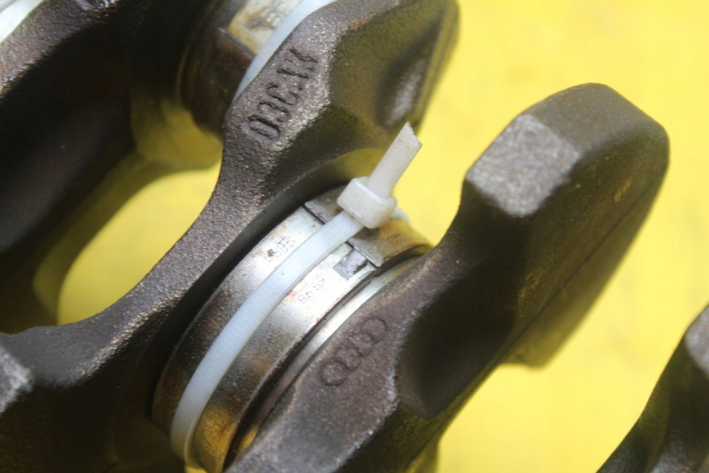 Купити Wał колінчастий golf v a3 passat 1.4 b 03cak blf