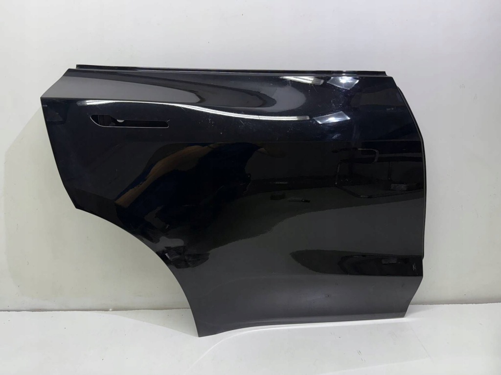 Купити Tesla y двері правий задній в гарному стані