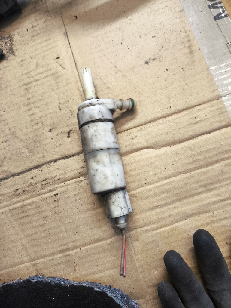 Купить Mercedes w209 помпа омывателя штекер a0345455328 ?