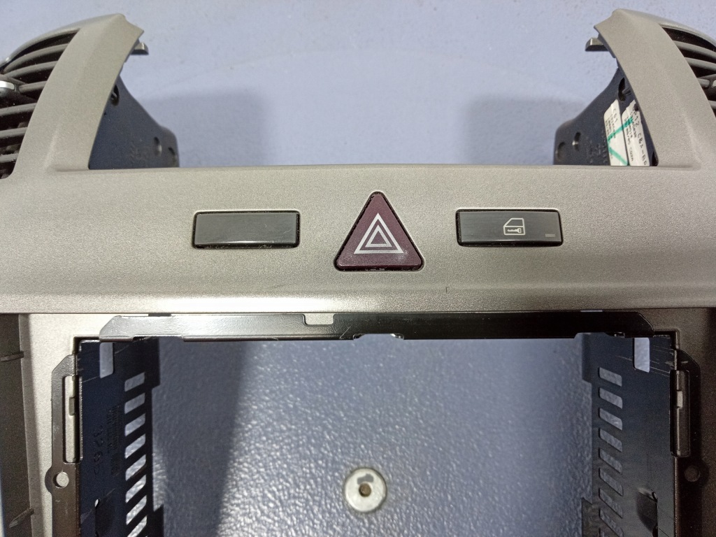 Opel zafira b рамка консоли центральной решётки обдув 13162556 Недорого