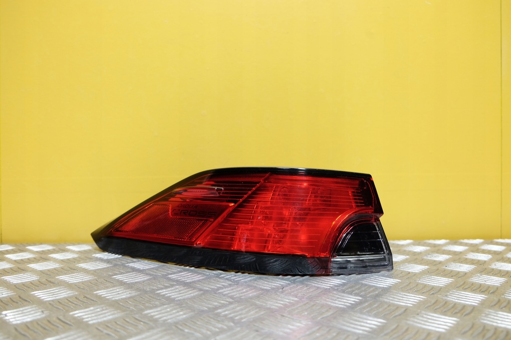 фото №1, Toyota corolla cross 2020- лампа задняя левая led usa