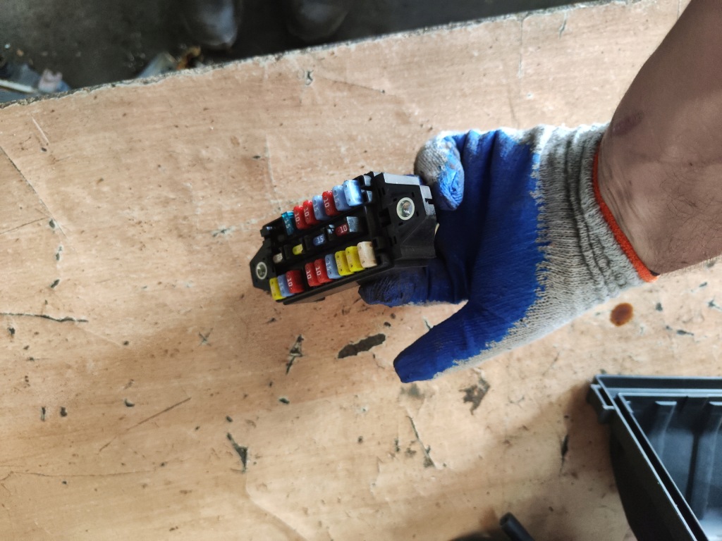 фото №1, Suzuki ignis ii коробка предохранителей