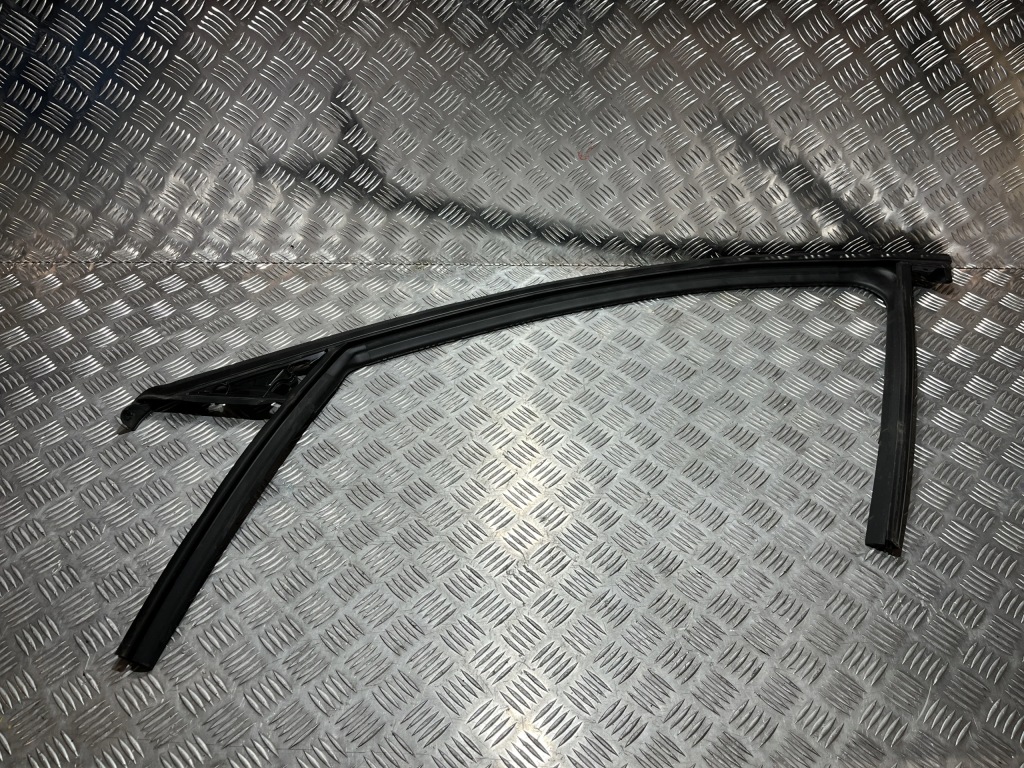 фото №1, Прокладка стекло дверь левый перед mazda 3 bp 19-