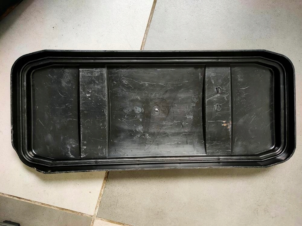 Коробка с крышка на аккумулятор w багажник mercedes 107 в Украине