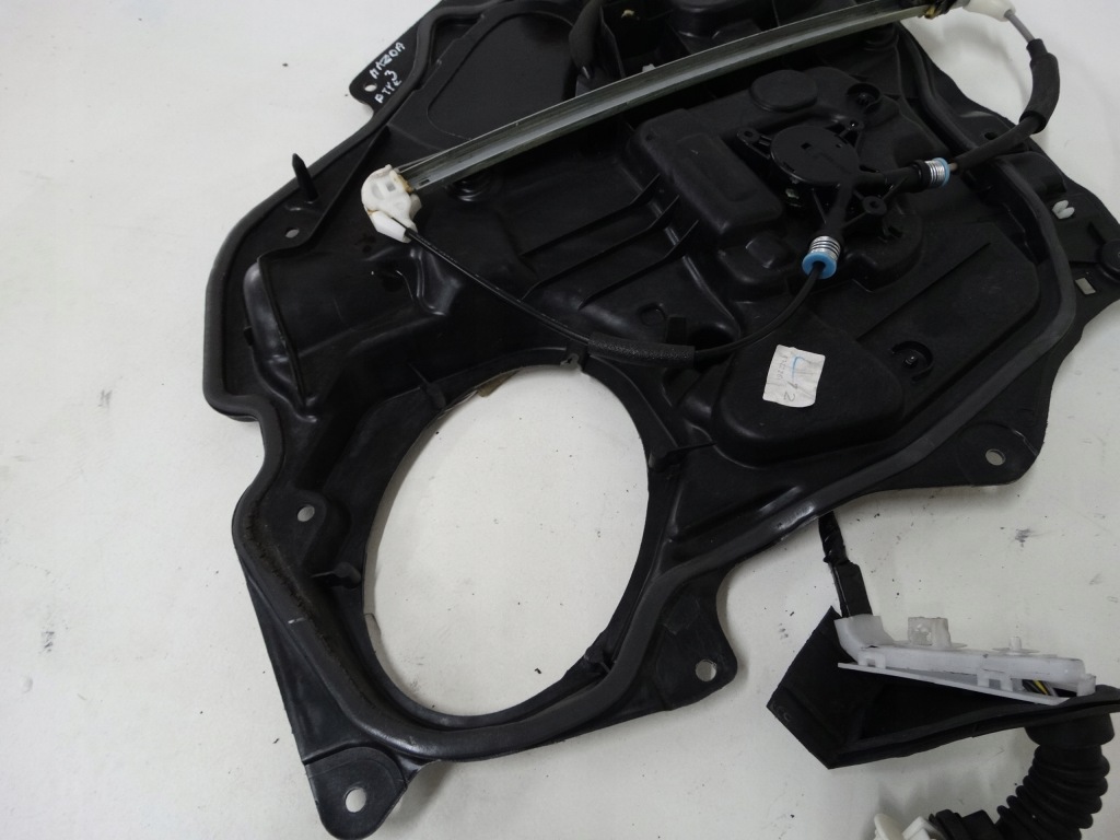 Пластик дверь правый  задняя mazda 3 bp4k-7297x Доставка