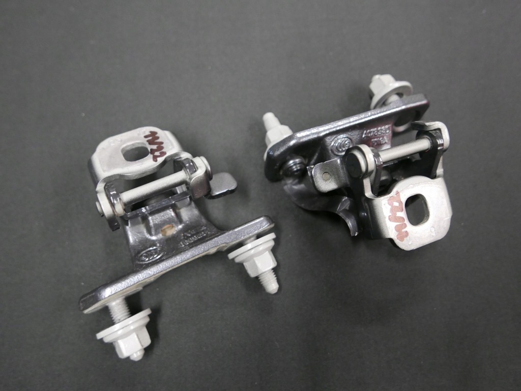 фото №1, Bmw 2 f46 петли крышки багажника комплект a83