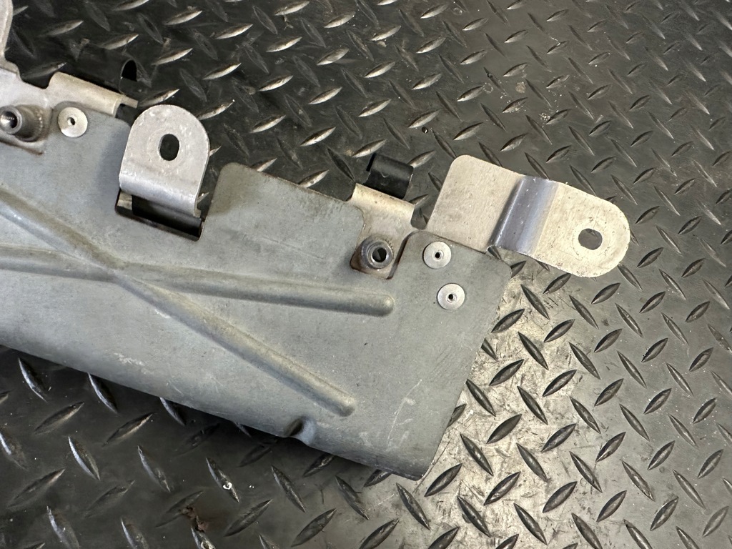 фото №5, Кронштейн колектор audi a8 d4 4.2 tdi cds 4h0131561c