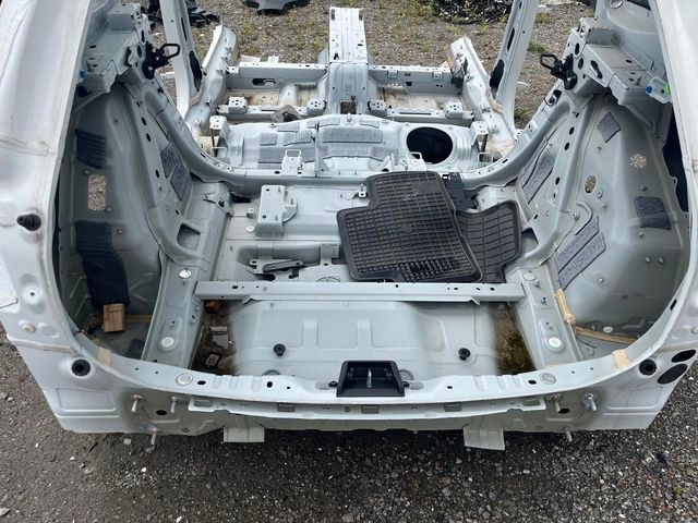 Volvo xc60 t8 крило лівий правий задній четвертина дах пороги 614 2022 в Україні