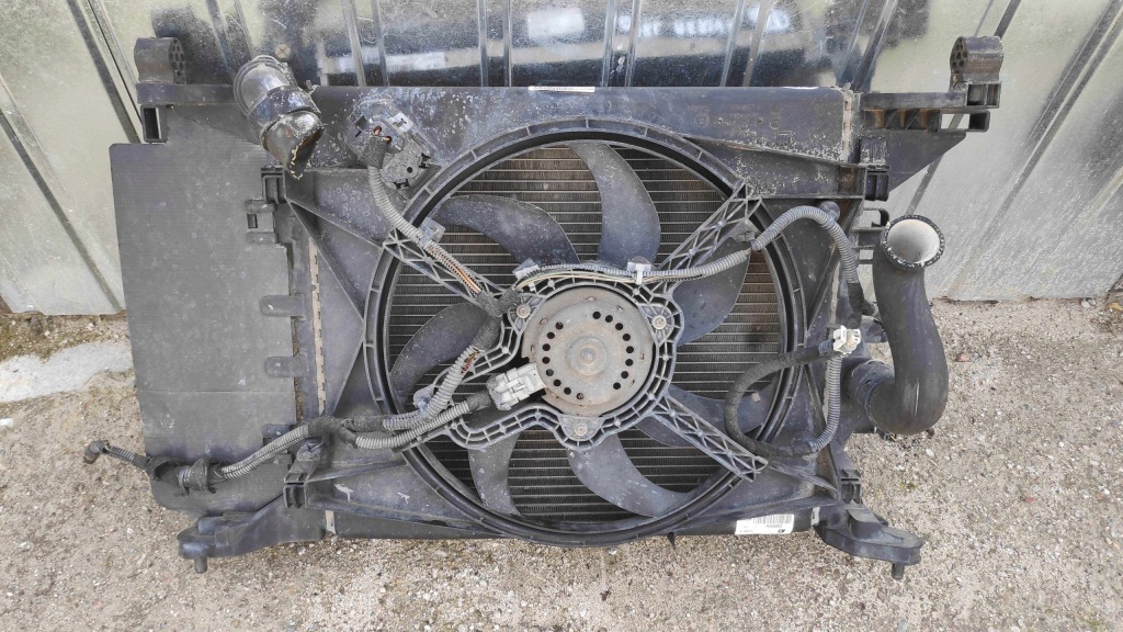 Купити Радіатор води + вентилятор opel meriva b 1.4 benz