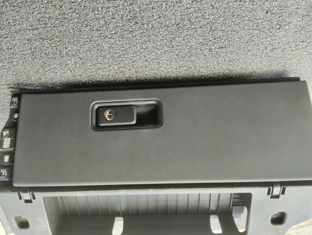 фото №1, Porsche taycan бардачок консоли