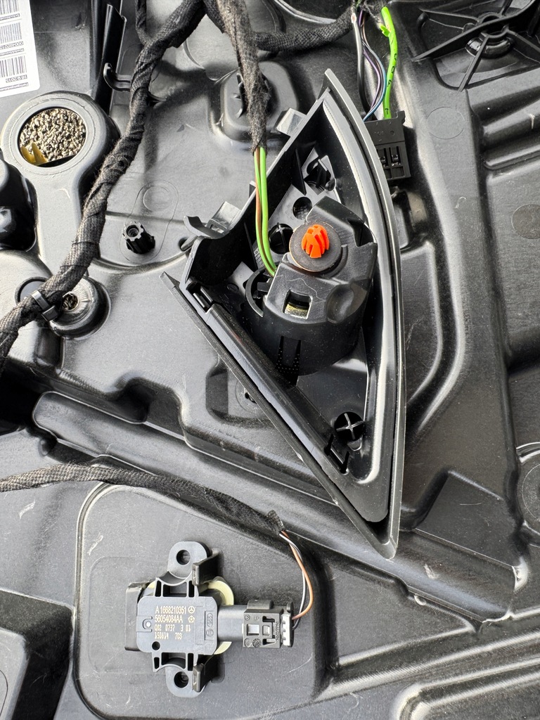 фото №1, Mercedes gla 156 x156 amg динамик динамик дверь заглушка