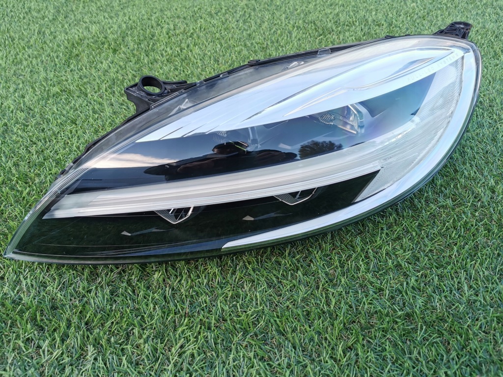 Купити Volvo v40 рестайлінг  full led фара ліва перед cała!