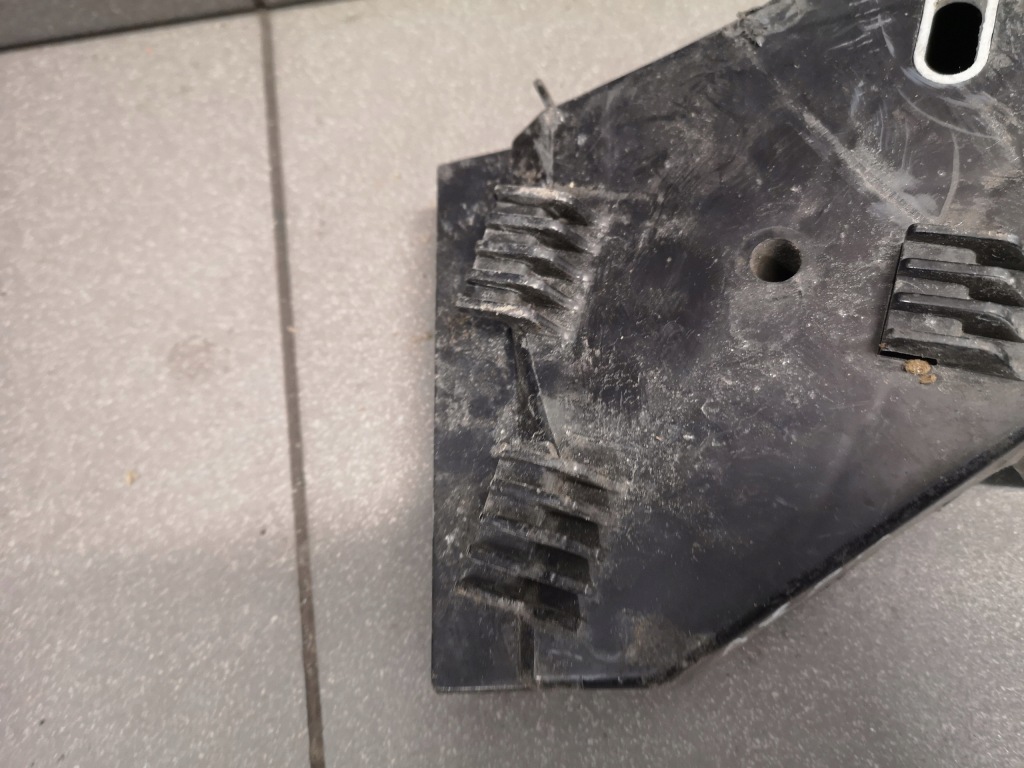 фото №6, Напрямна бампера правий задня audi a8 d2 4d0807572a