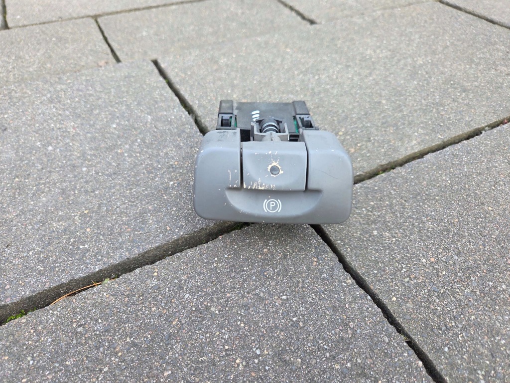 фото №1, Renault scenic ii кнопка тормоза ручного 8200610146 03-2009