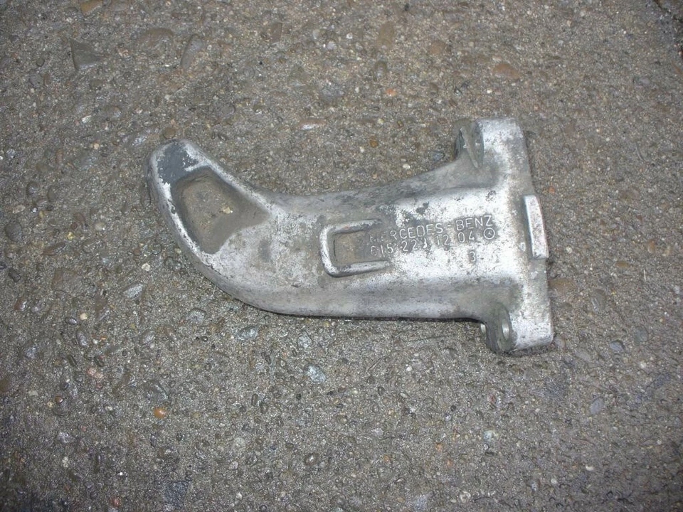 фото №1, Кронштейн двигуна mercedes w123 3,0d 6152231204