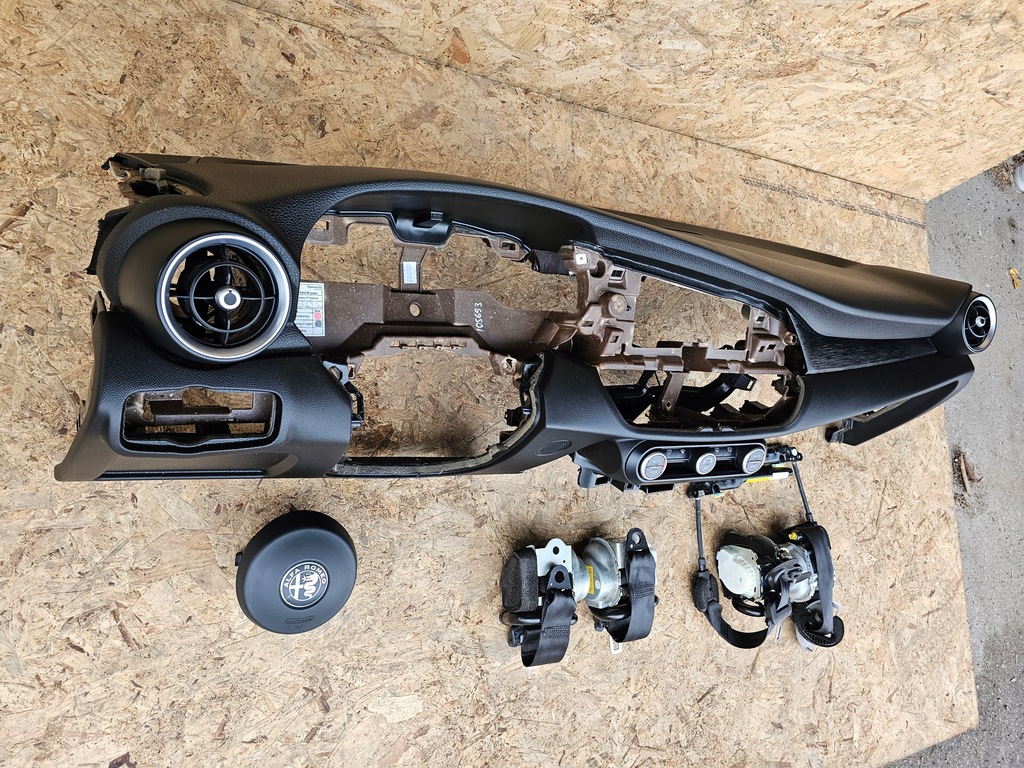 фото №8, Alfa romeo giulia панель приладів консоль подушка безпеки ремені