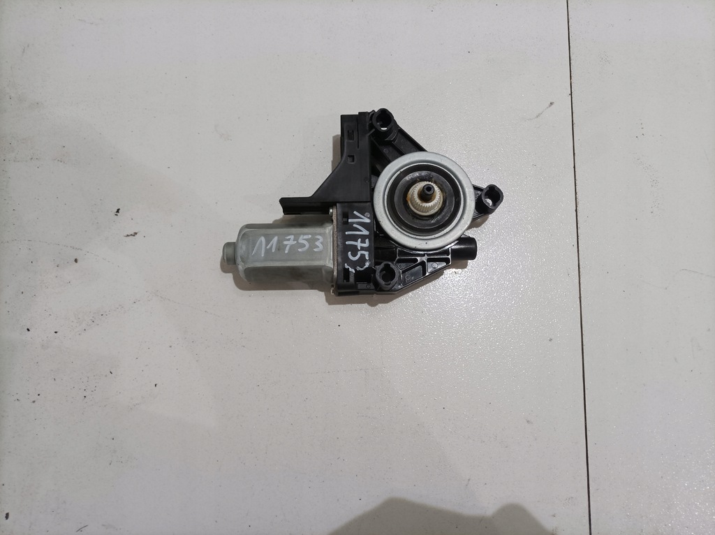 фото №1, Volvo v40 двигатель стекло левый перед