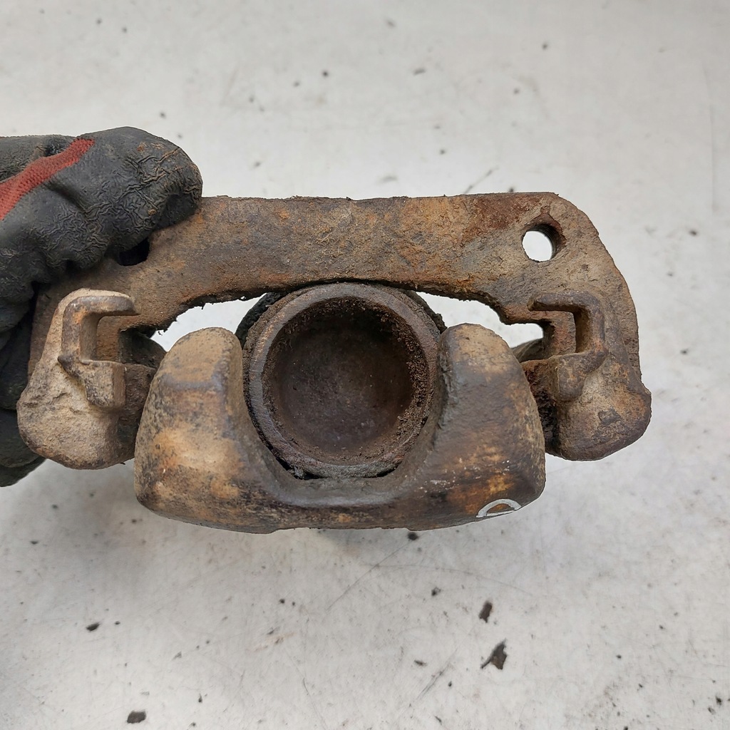 фото №13, Suzuki jimny суппорт тормозной левый перед