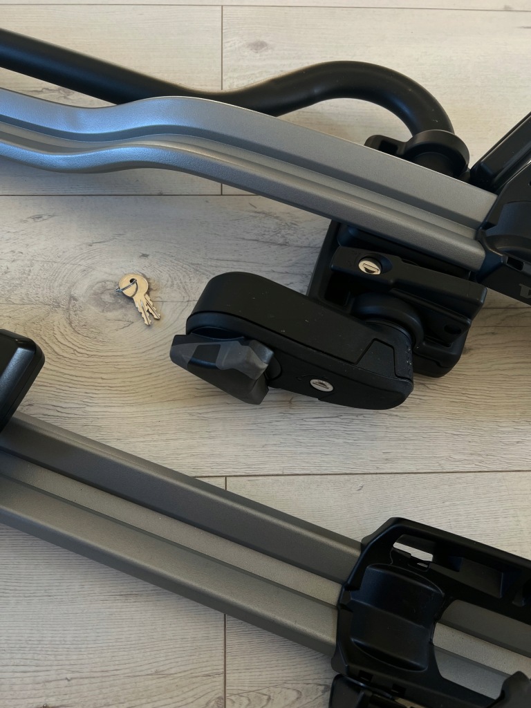 Volvo thule 598 багажник крышный кронштейн велосипедный, dwie штуки Киев