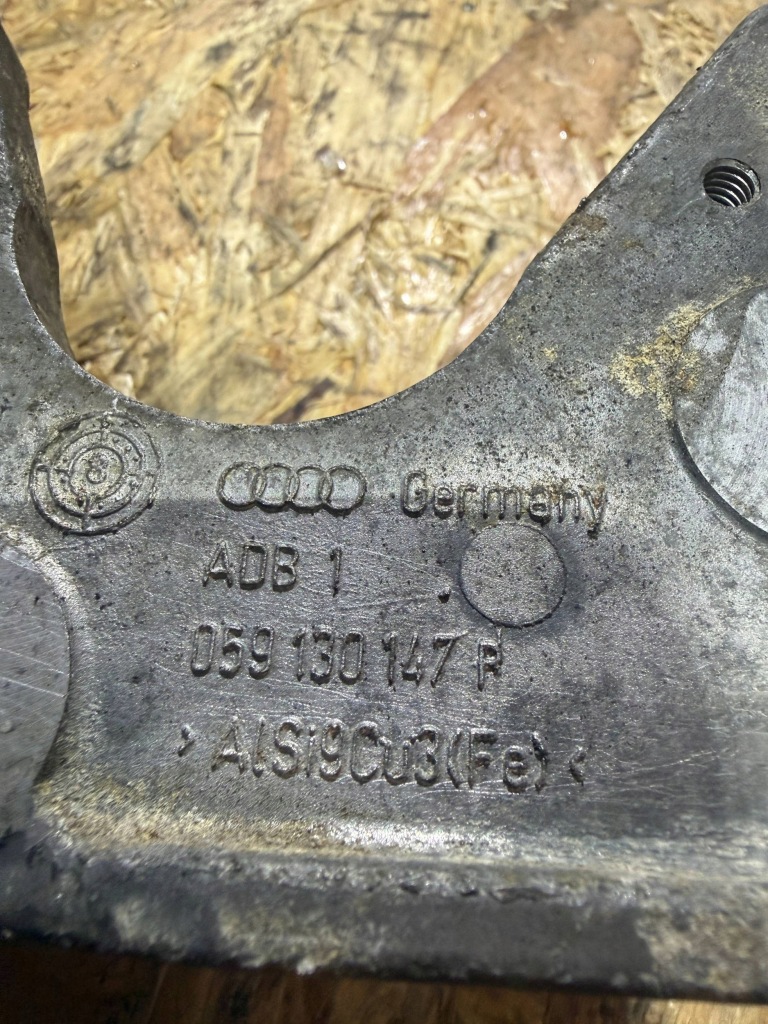 Кронштейн насоса пального audi a6 s6 c6 4f 059130147r 2.7 3.0 tdi Оригінал