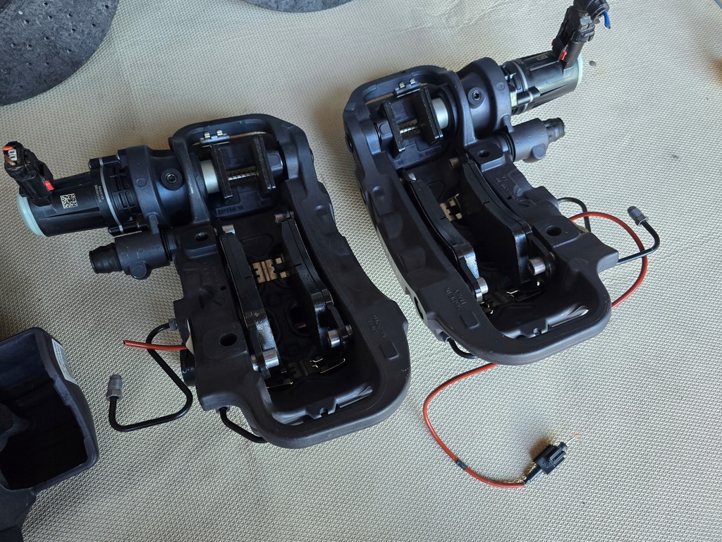 фото №13, Гальмівні диски супорти гальмівні колодки гальмівні ceramika ferrari sf90 стан jak новий !