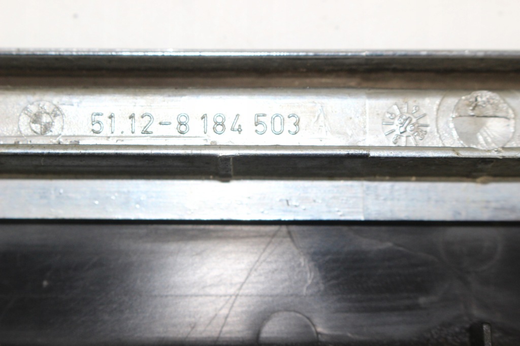 Молдинг средняя бампера задний  bmw e39 8184504 с Разборки