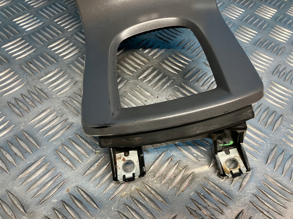 фото №2, Volvo v50 1,6d защита рамка радио 8623067