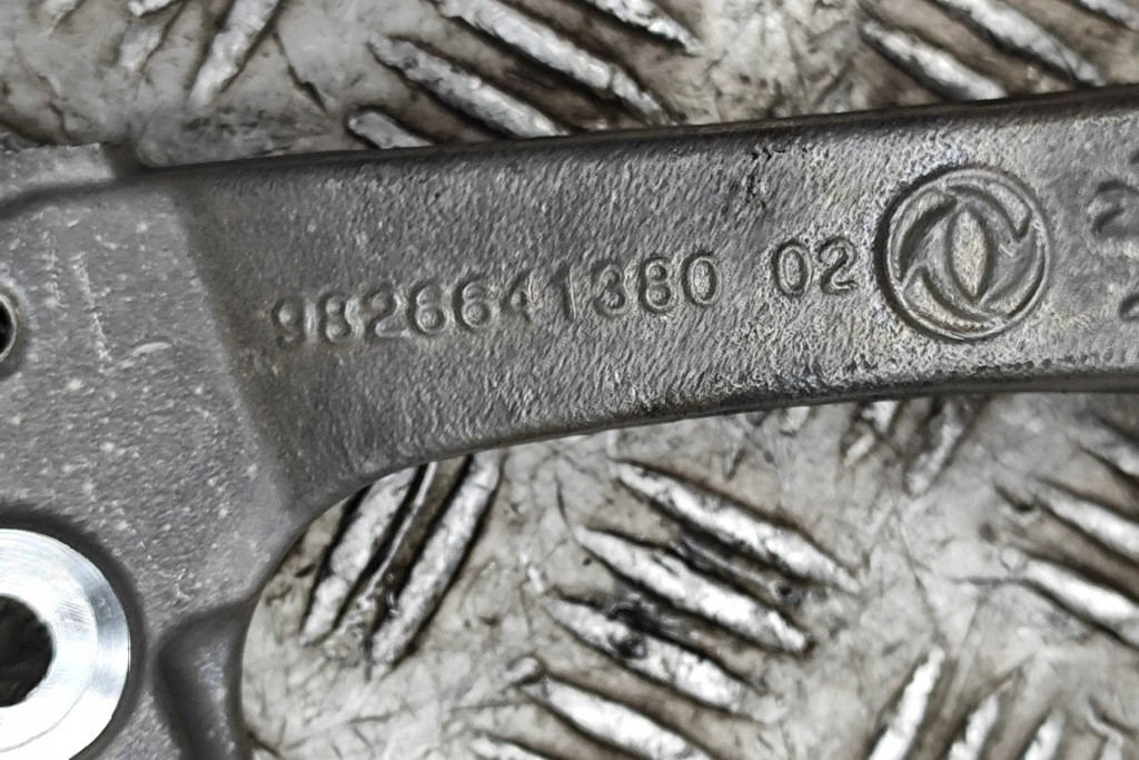 фото №6, Citroën c4 mk3 c41 кронштейн компрессора кондиционера 9826641380 100kw 2024