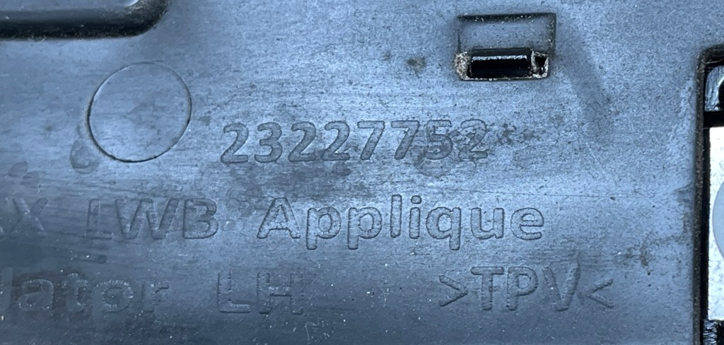 O3 cadillac escalade iv 2014 - молдинг хром левая задний  esv lwb 23227752 Киев