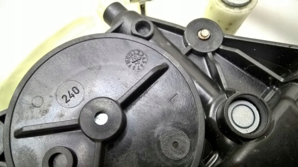 Купить Maserati levante gts modena s подъемник стекло дверь левый задний  оригинальный номер 670176159