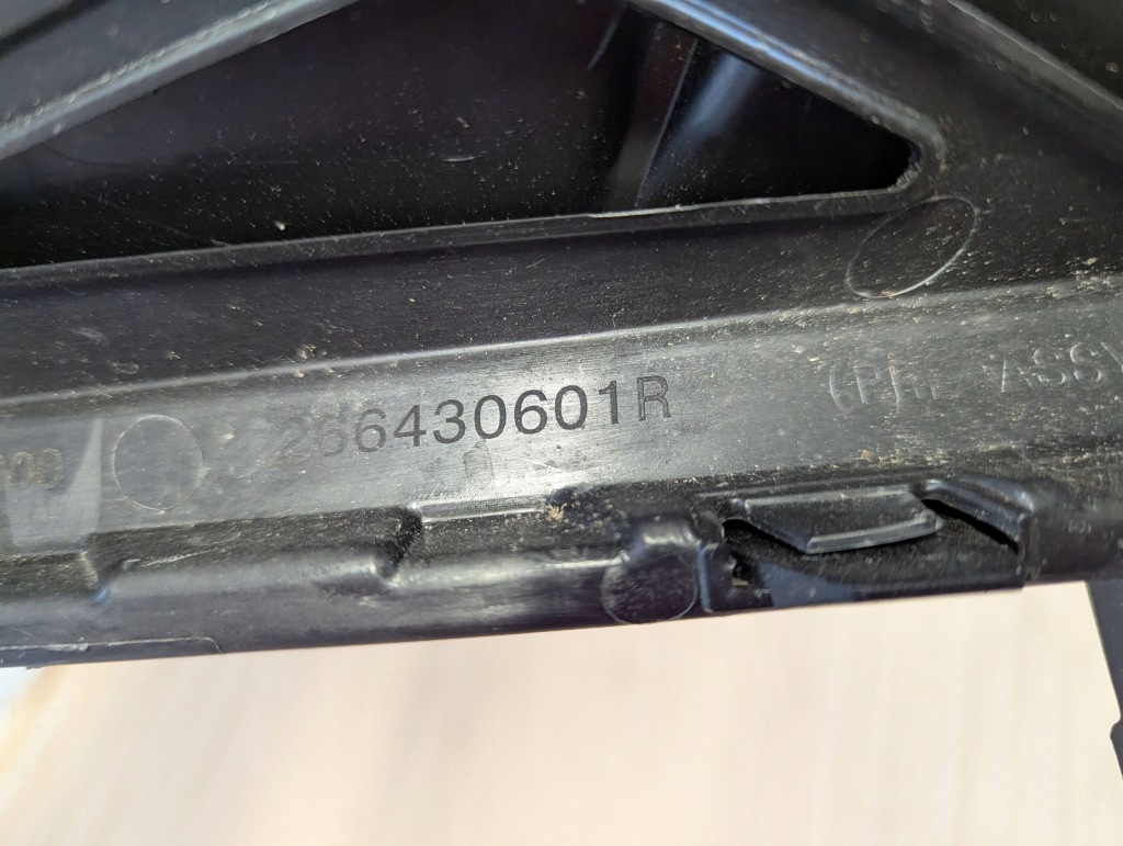 Купити Renault clio v colt 2019-2025 решітка заглушка бампера передня ліва