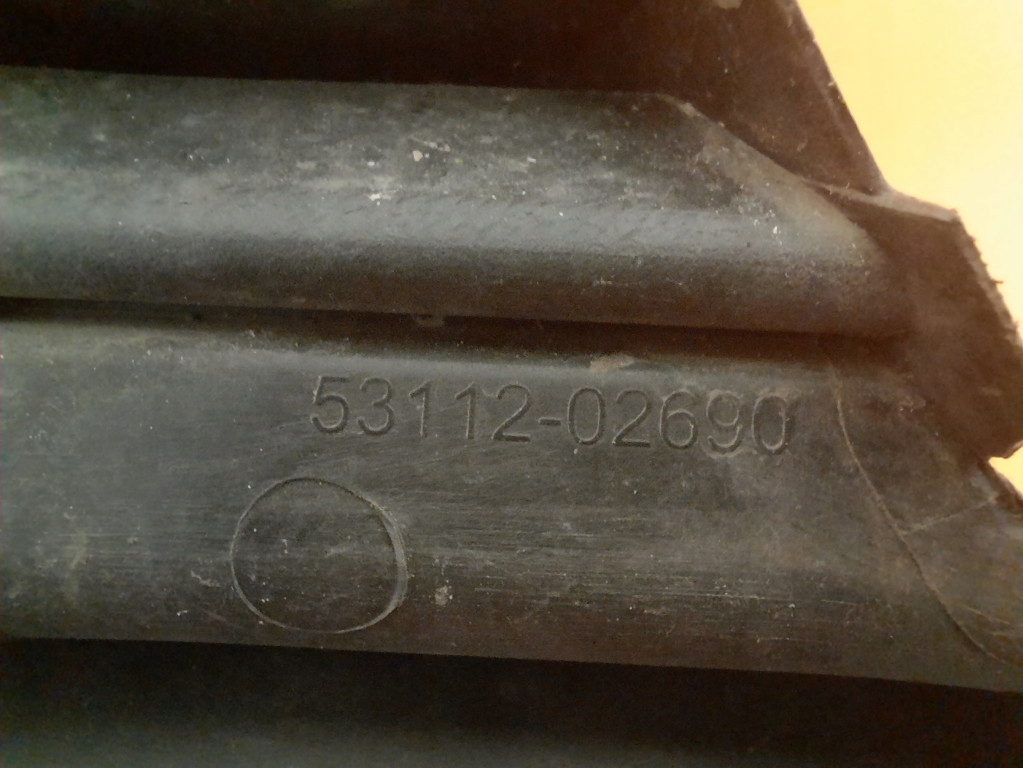 фото №6, Toyota corolla xi e16 решётка бампера средняя 53112-02690