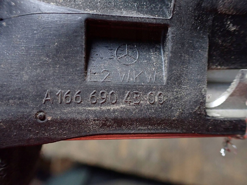 Молдинг скло mercedes-benz gl x166 a1666904300 задній сторона ліва Зі Шроту