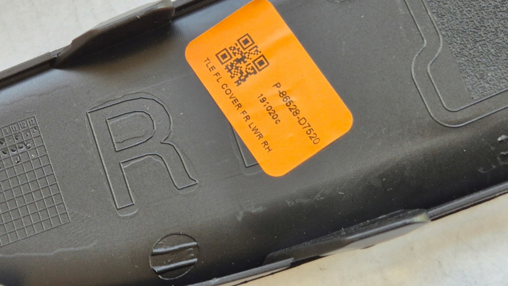 Решітка заглушка молдинг бампера перед права hyundai tucson 3 86528-d7520 Оригінал