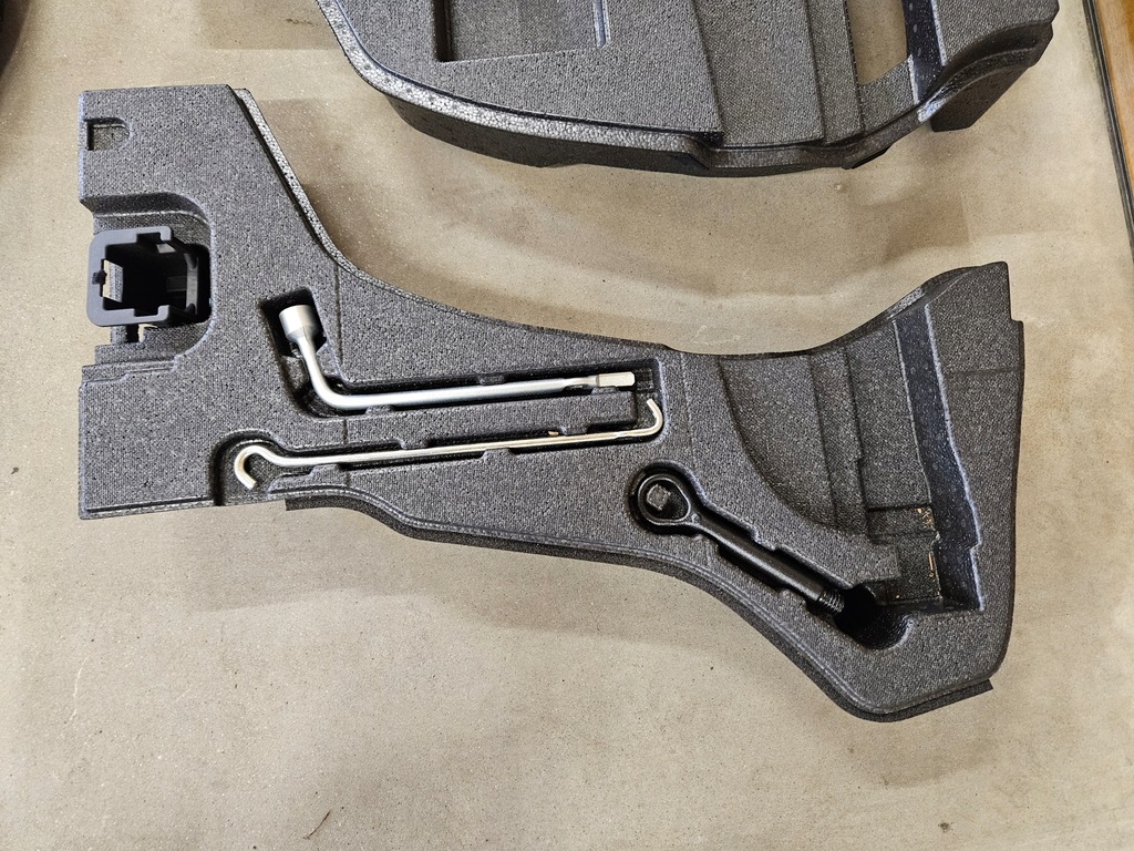 фото №5, Toyota prius iv 16- вкладка багажника колесо докатка