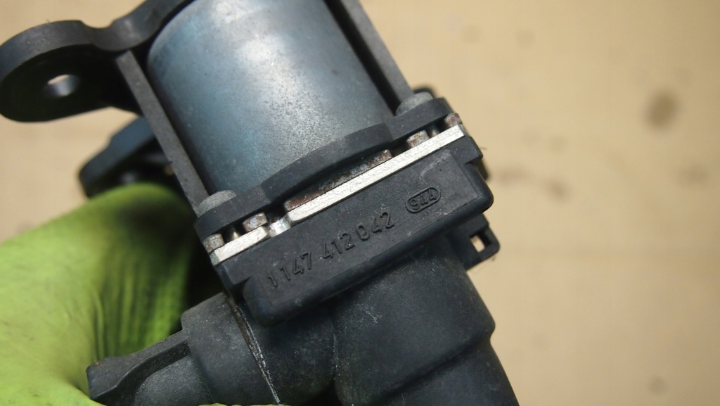 Bmw e34 клапан воды отопителя с Разборки