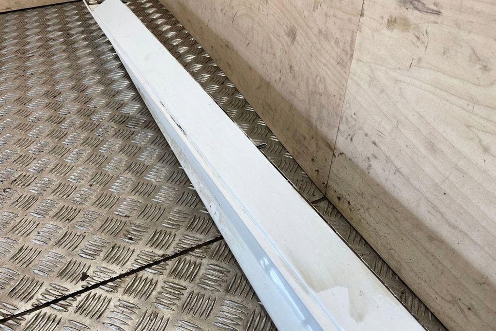 фото №8, Накладка порог левая jaguar xe x760 gx7m101d57a 2.0l дизель 132kw 2016