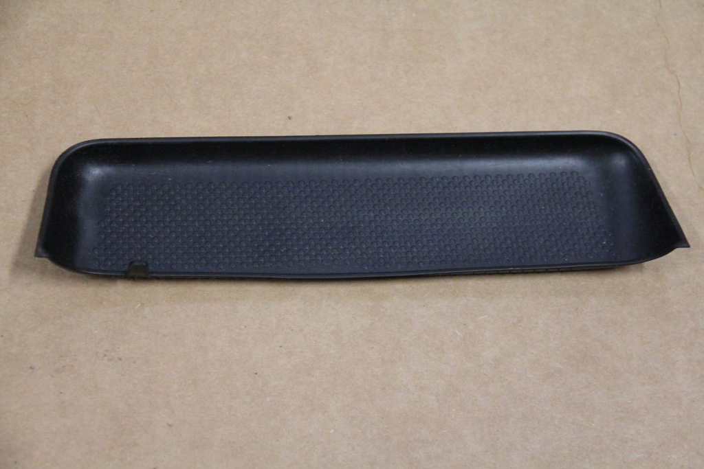 фото №1, Резиновый элемент обшивка бардачка vw passat cc 3c8868134