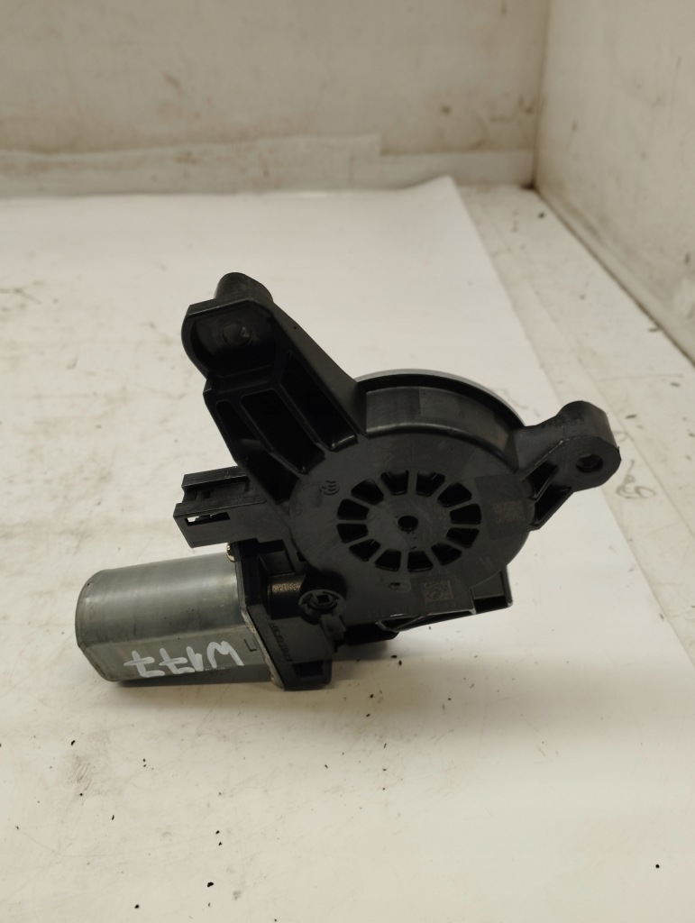 Купить Mercedes w177 amg a35 моторчик стекло правый задняя a0009060908