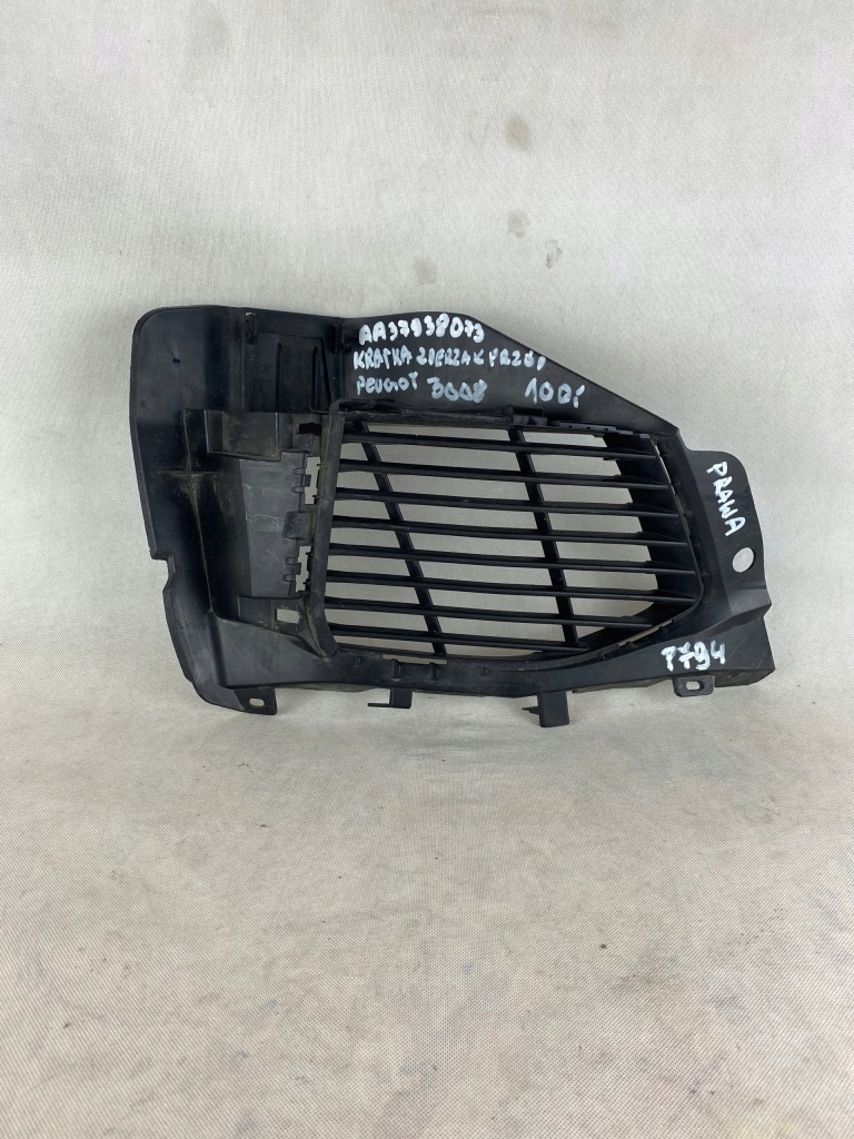 Решітка бампера r перед peugeot 3008 5008 ii 16- в Україні