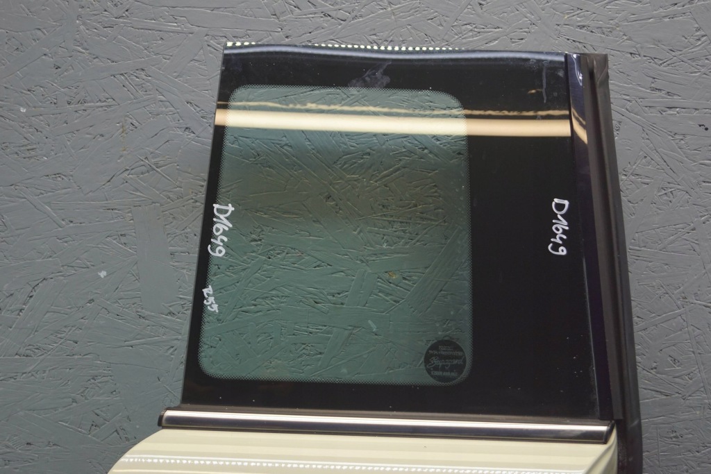 Дверь правый  задняя mini cooper r55 d1649 Доставка