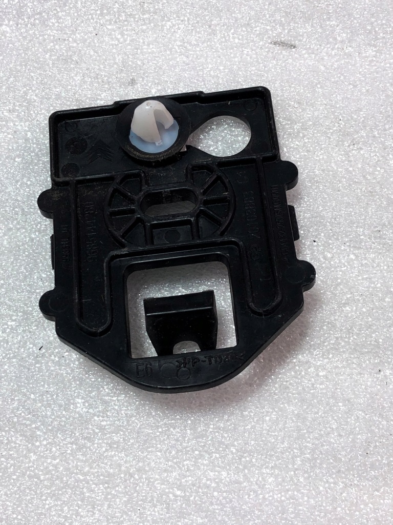 фото №1, Citroen c3 picasso направляющая бампера кронштейн задняя