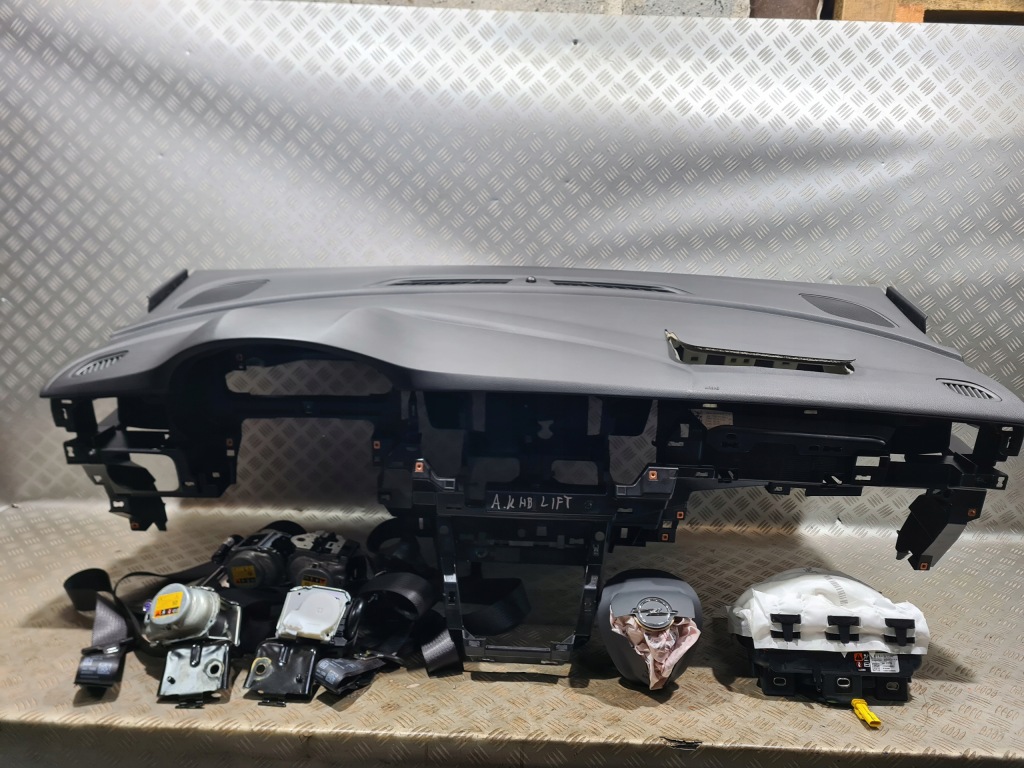 фото №1, Панель приладів панель приладів консоль подушка безпеки ремені натягувачі opel astra k lift hb