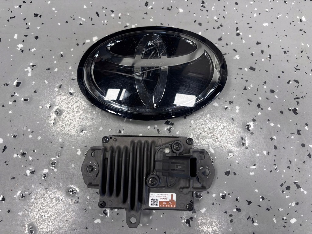 фото №1, Toyota highlander 20-22 радар перед передний накладка 88210-02020