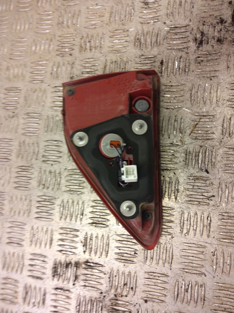 фото №6, Kia stonic 2019 задняя сторона правая лампы задний крышки багажника