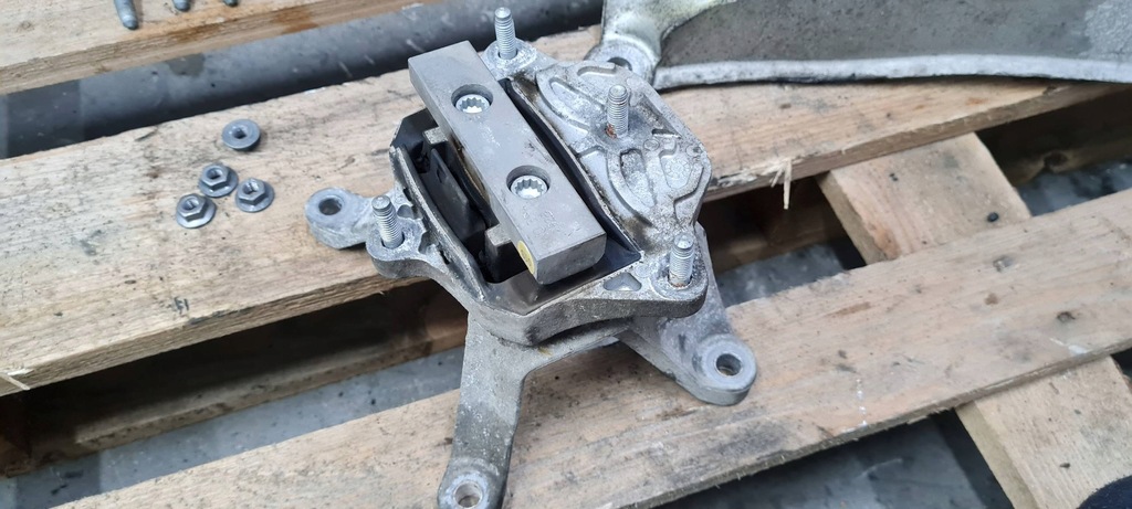 фото №8, A5 8w кронштейн кронштейн коробки передач 2.0 tdi 8w0399262ae a4 b9 8w