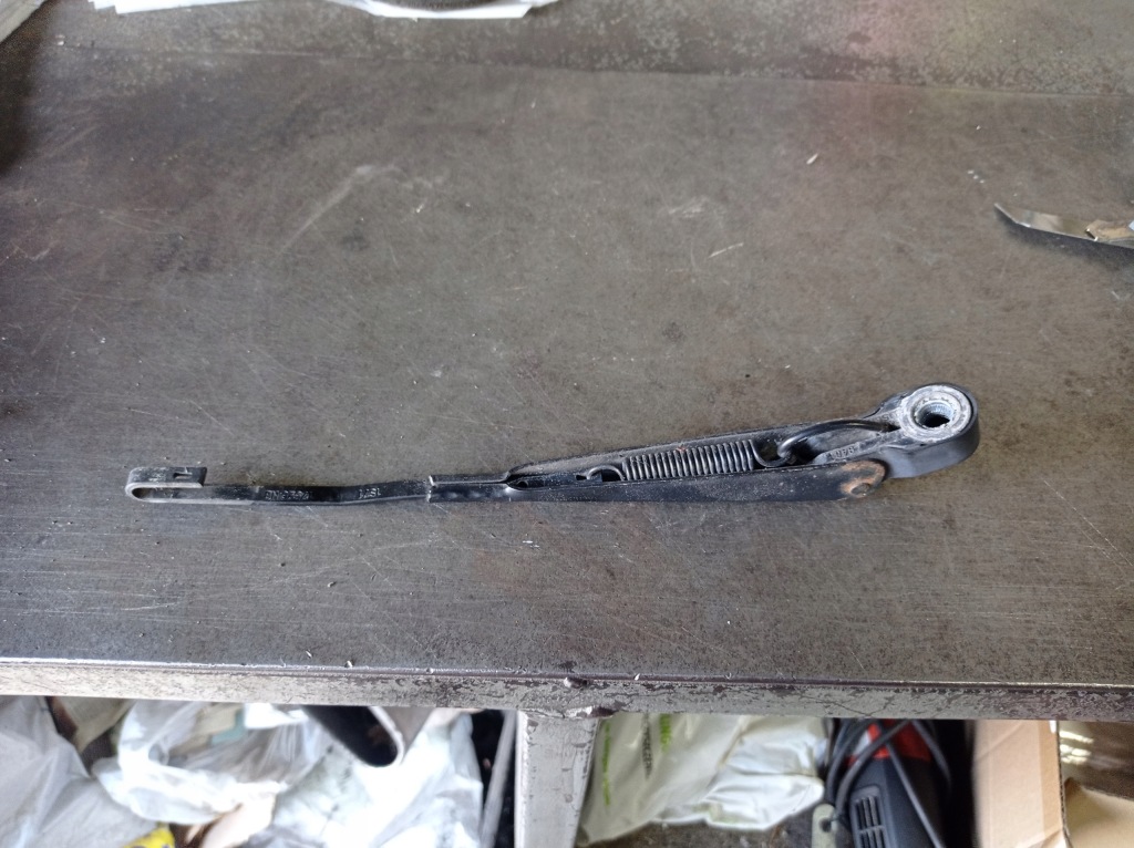 фото №2, Ford mondeo mk3 kombi - рычаг дворники задняя