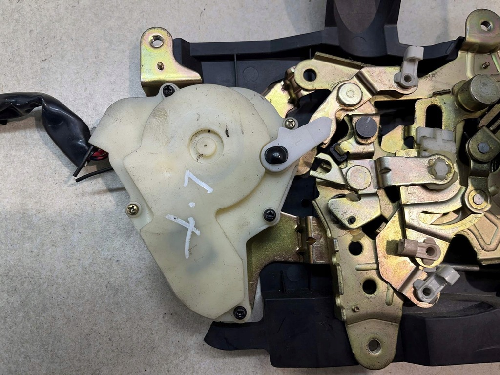 фото №4, Замок дверь раздвижных левый задняя 3pin mazda mpv 2.0 d