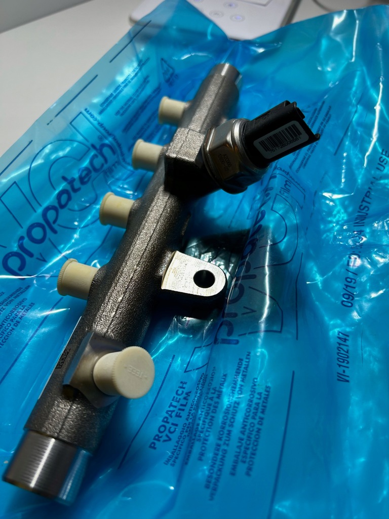 фото №1, Молдинг упорскування renault оригінальний номер 8200704212 renault missan 1.5 dci