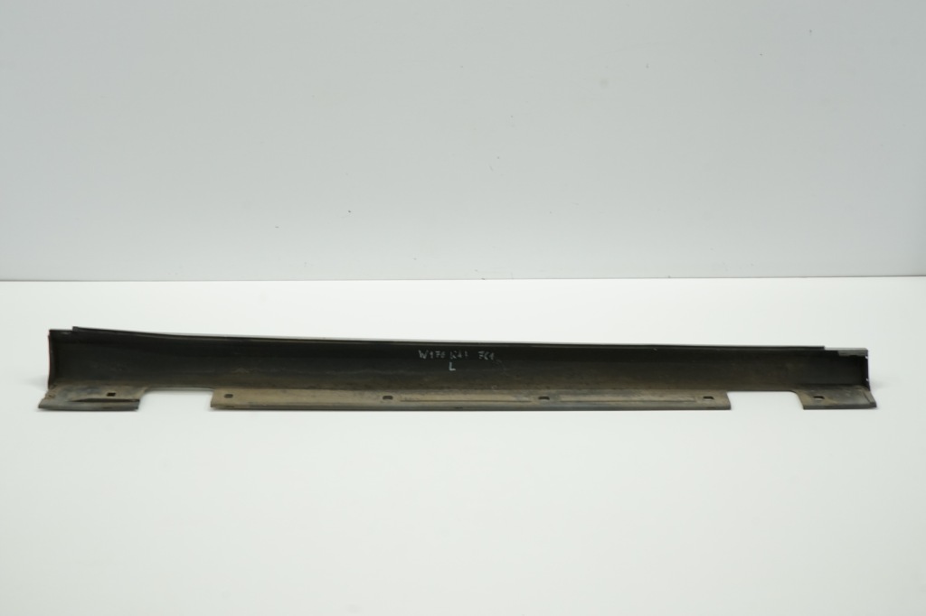 Mercedes w176 рестайлінг  15r молдинг поріг ліва 761 Зі Шроту